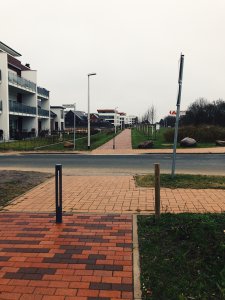 Gehweg entlang des Blocksbergs an der Einmündung der Heinrich-Grethe-Str. in östlicher Richtung ohne Vorfahrt-Gewähren-Schild.