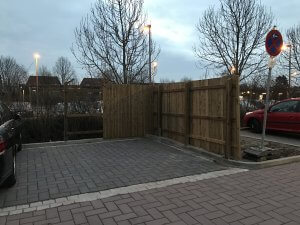 Begonnener Bretterzaun zur Abgrenzung des Wertstoffsammelplatzes in der Straße Wietzeaue
