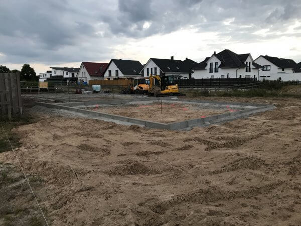 Bauarbeiten für den Spielplatz im Baugebiet Wietzeaue. Aufgebrachter Sand, erste Steinkanten, bagger und gespannte Schnüre zur Abgrenzung verschiedener Bereiche sind schon zu erkennen.
